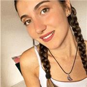 Profesora de biología y mates con título universitario, especialista en Primaria y ESO